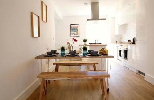 Branksome Casa | Modern New House - Great Location - Garden - Parking - Fast WiFi - Smart TV - Stunning 2 Bedroom House sleeps up to 4! Only 5 mins drive to Sandbanks Beach