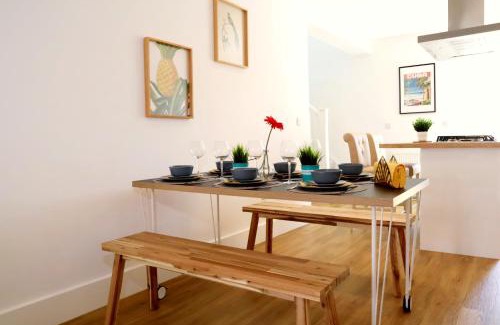 Branksome Casa | Modern New House - Great Location - Garden - Parking - Fast WiFi - Smart TV - Stunning 2 Bedroom House sleeps up to 4! Only 5 mins drive to Sandbanks Beach