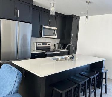 Red Deer Apartamento | Modern new townhouse