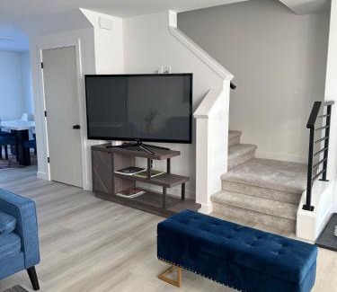 Red Deer Apartamento | Modern new townhouse