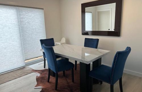 Red Deer Apartamento | Modern new townhouse