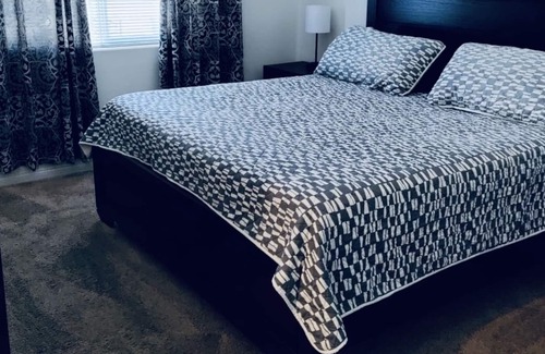 Pumpkin Center Casa | Modern Newer 4 bedroom Home with Free parking