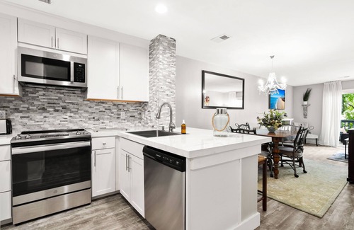 North Charleston Condominio | Modern, newly renovated condo overlooking