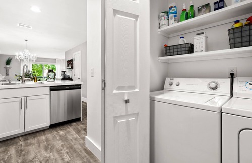 North Charleston Condominio | Modern, newly renovated condo overlooking
