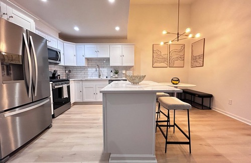 South Natomas Casa | Modern newly renovated 3-bedroom duplex in welcoming Sacramento with Wi-Fi, AC