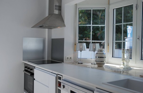 Urbanización Puerto de Estepona Villa | Moderna villa de 4 dormitorios de inspiración nórdica con piscina y fantásticas vistas en Estepona