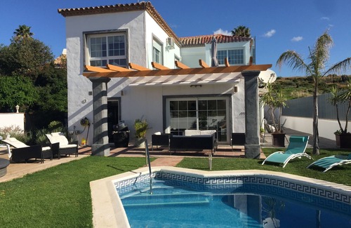 Urbanización Puerto de Estepona Villa | Moderna villa de 4 dormitorios de inspiración nórdica con piscina y fantásticas vistas en Estepona