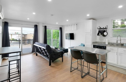 East Market District Apartamento | Modern NuLu Apartment: Walk to Distilleries, Breweries, Restaurants