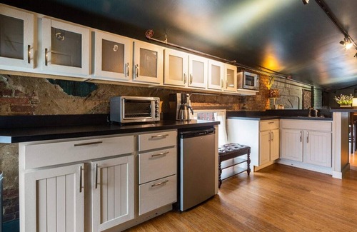 East Market District Apartamento | Modern Nulu Retreat | A Culinary Dream