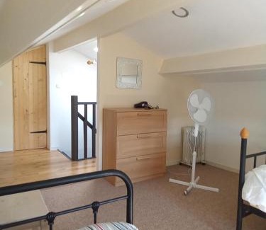 Saint-Mande-sur-Bredoire Chalet De Esquí | Modern one bedroom cottage