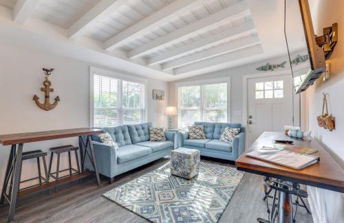 Long Beach Casa | Modern Oak Island Escape 1 Mile to Long Beach!