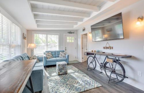 Long Beach Casa | Modern Oak Island Escape 1 Mile to Long Beach!