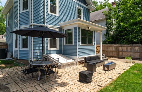 Oakley Casa | Modern Oakley Retreat - King Bed - Free Parking - Centrally Located