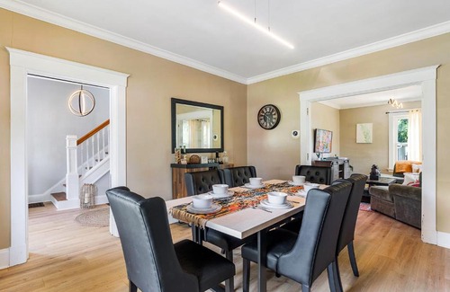 Oakley Casa | Modern Oakley Retreat - King Bed - Free Parking - Centrally Located