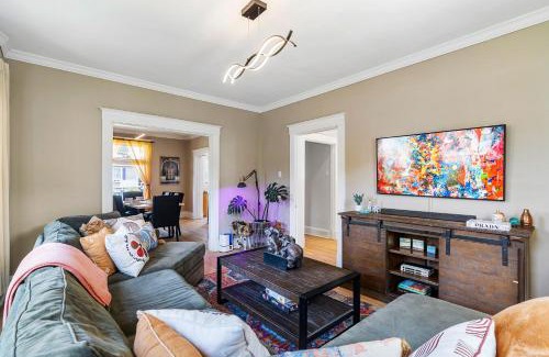 Oakley Casa | Modern Oakley Retreat - King Bed - Free Parking - Centrally Located