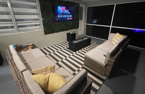 Coral Springs Casa | Modern Oasis for a Long Stay