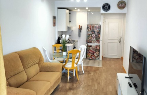 Cuatro Caminos Apartamento | Oasis moderno en el corazón del Bernabéu.
