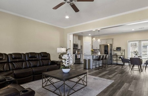 Tuscaloosa Casa | Modern Oasis in Tuscaloosa 10 minutes from downtown and Campus