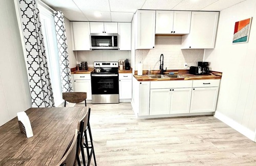 Watertown Condominio | Modern Oasis King Beds Walk Downtown