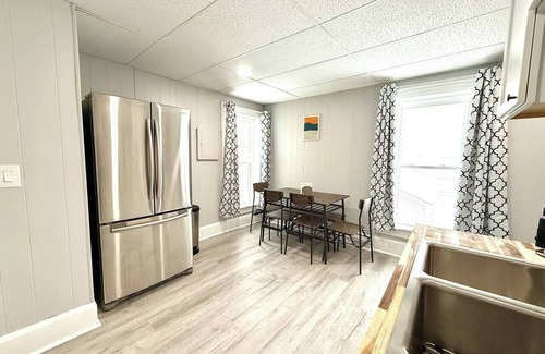 Watertown Condominio | Modern Oasis King Beds Walk Downtown