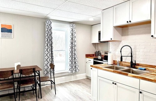 Watertown Condominio | Modern Oasis King Beds Walk Downtown