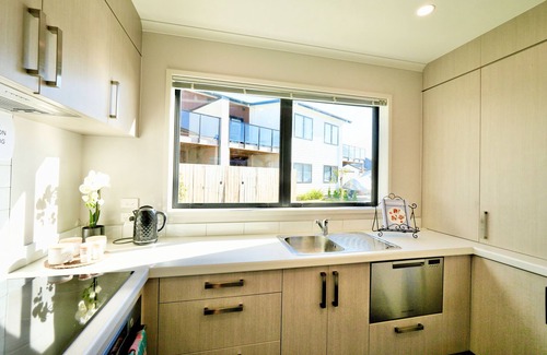 Hamilton Casa | Modern Oasis with Spa, close to chopping centre!