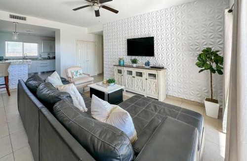 Las Conchas Casa | Modern Ocean View Condo with Pools & Gym N702