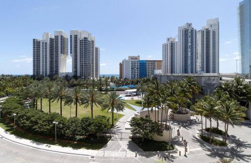 Sunny Isles Beach Apartamento | Modern Oceanview Condo - Steps to the Beach!