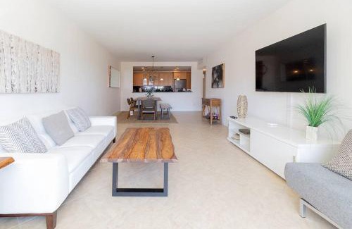 Sunny Isles Beach Apartamento | Modern Oceanview Condo - Steps to the Beach!