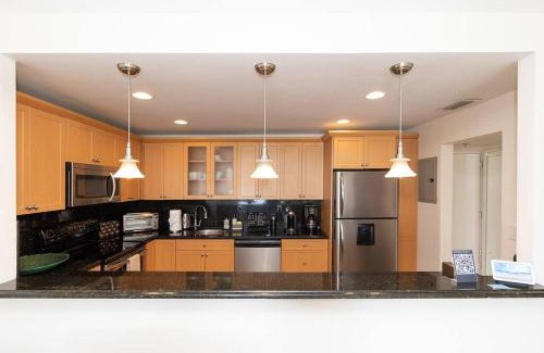 Sunny Isles Beach Apartamento | Modern Oceanview Condo - Steps to the Beach!