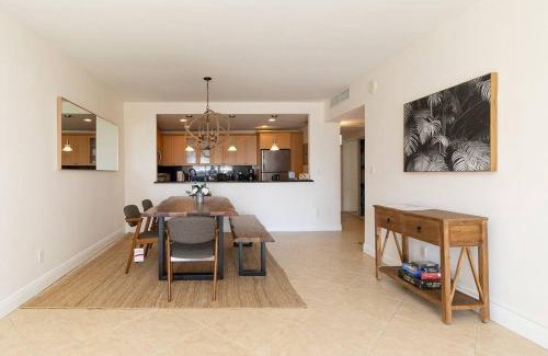 Sunny Isles Beach Apartamento | Modern Oceanview Condo - Steps to the Beach!