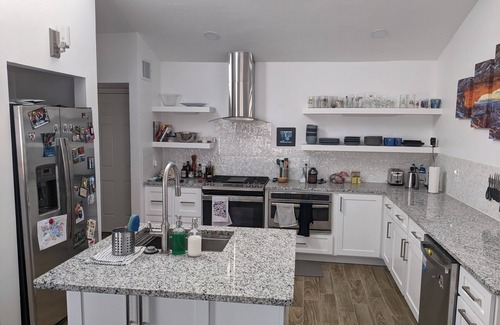 Menlo Park Casa | Modern open floor plan 3BR house near downtown, street car and Mercado