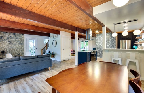 Carver Casa | Modern Oregon Getaway w/ Fireplace, Yard & Deck