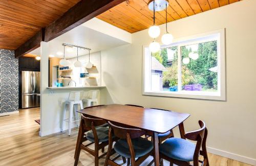 Carver Casa | Modern Oregon Getaway with Fireplace, Yard and Deck