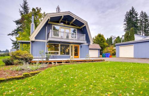 Carver Casa | Modern Oregon Getaway with Fireplace, Yard and Deck