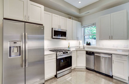 U Street Corridor Casa | Modern - Parking - Metro 1/2 blk 99 Walk score Minutes to Capital, Museums and National Mall