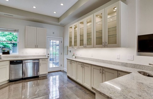 U Street Corridor Casa | Modern - Parking - Metro 1/2 blk 99 Walk score Minutes to Capital, Museums and National Mall