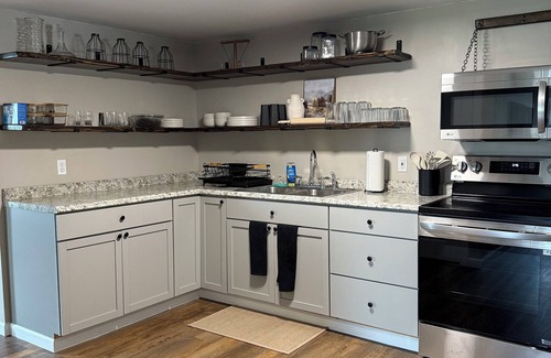 Watertown Apartamento | Modern, peaceful escape 2-bedroom apartment in enjoyable Watertown with WiFi, AC