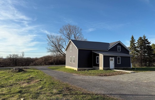 Watertown Apartamento | Modern, peaceful escape 2-bedroom apartment in enjoyable Watertown with WiFi, AC