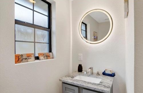 Old East Hill Casa | Modern & Peaceful Stay Central Near Hospitals & Shops