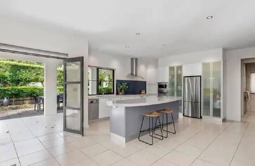 Deakin Casa | Modern & Perfect Location in Parliament Triangle