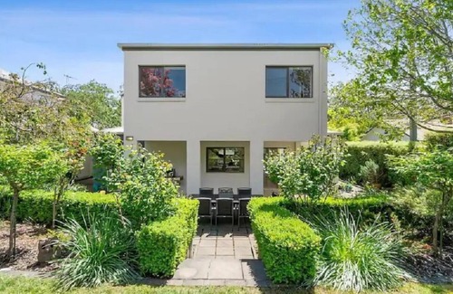 Deakin Casa | Modern & Perfect Location in Parliament Triangle