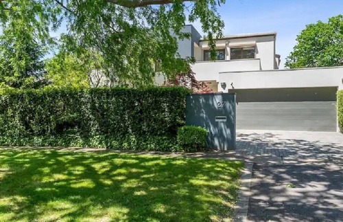 Deakin Casa | Modern & Perfect Location in Parliament Triangle