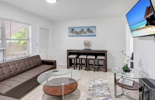 Delray Beach Cabaña | MODERN PET FRIENDLY COTTAGE, WALK TO ATLANTIC