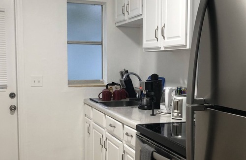 Delray Beach Cabaña | MODERN PET FRIENDLY COTTAGE, WALK TO ATLANTIC