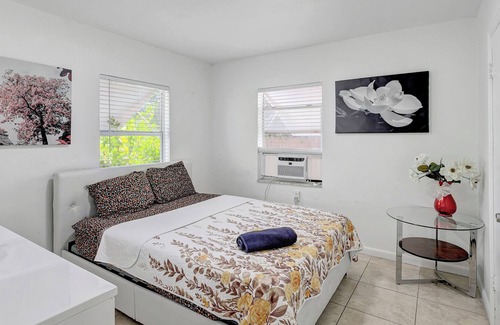 Delray Beach Cabaña | MODERN PET FRIENDLY COTTAGE, WALK TO ATLANTIC