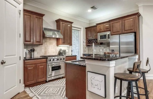 Knox - Henderson Casa | Modern & Pet-friendly Haven by Downtown Dallas & Greenville!