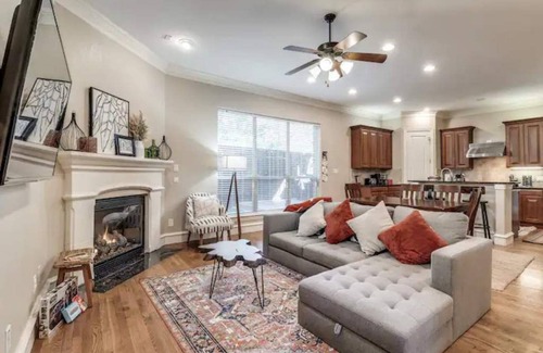 Knox - Henderson Casa | Modern & Pet-friendly Haven by Downtown Dallas & Greenville!