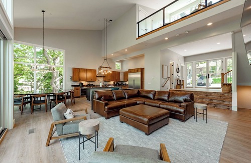 McHenry Casa | Modern Pet Friendly Lakefront Retreat w/ Pool