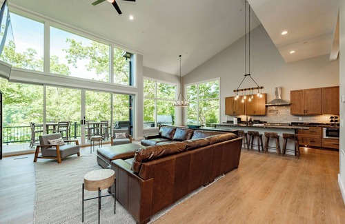 McHenry Casa | Modern Pet Friendly Lakefront Retreat w/ Pool
